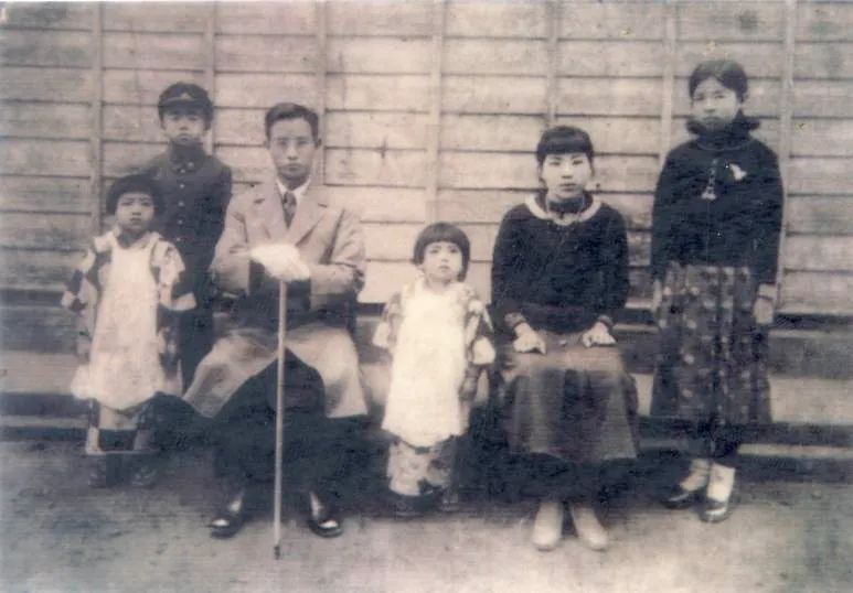 左至右：三姊、大哥、爸爸、我、二媽、大姊。