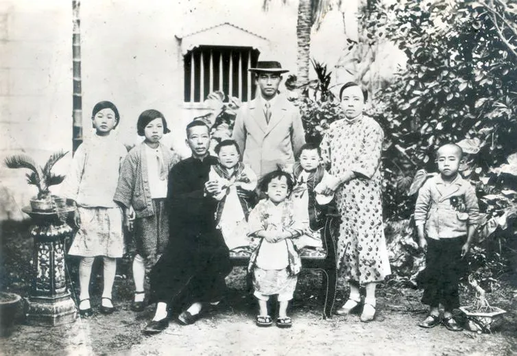 左至右：母親的丫鬟、大姊、祖父、我、爸爸、三姊、五妹、大媽（我的親生母親）、大哥。（攝於一九三四年）