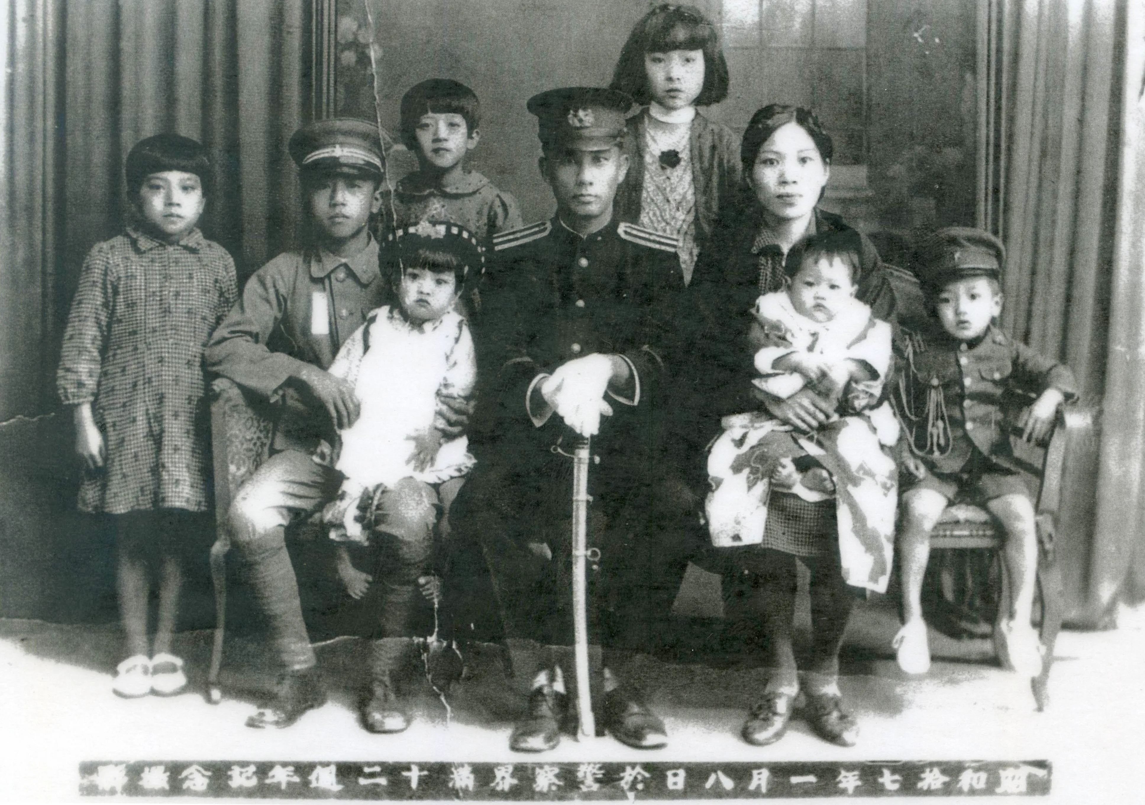 照片左起：我、大哥抱著六妹、三姊、父親、丫環、二媽抱著七妹、居進弟弟。