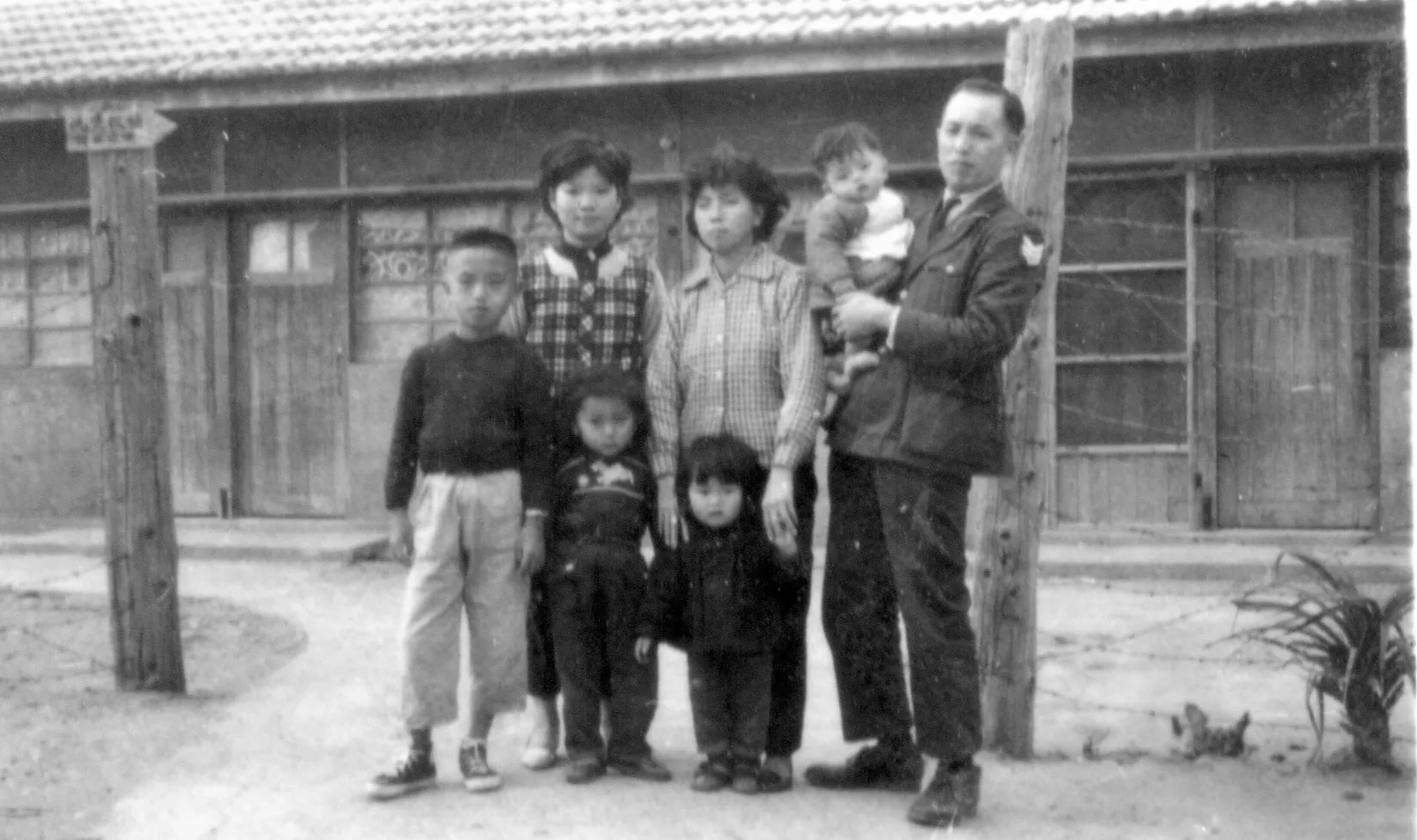 全家福加六姨（攝於銘德一村門口）。