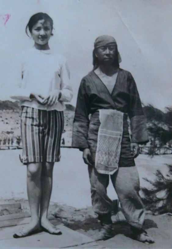 越國婦女的戲服。