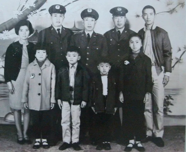 民國五十八年，全家和外子堂叔與姪兒合照。