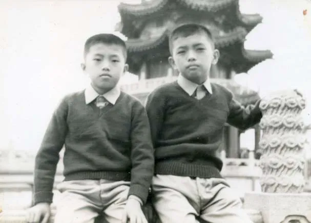 兄弟三人出門郊遊。