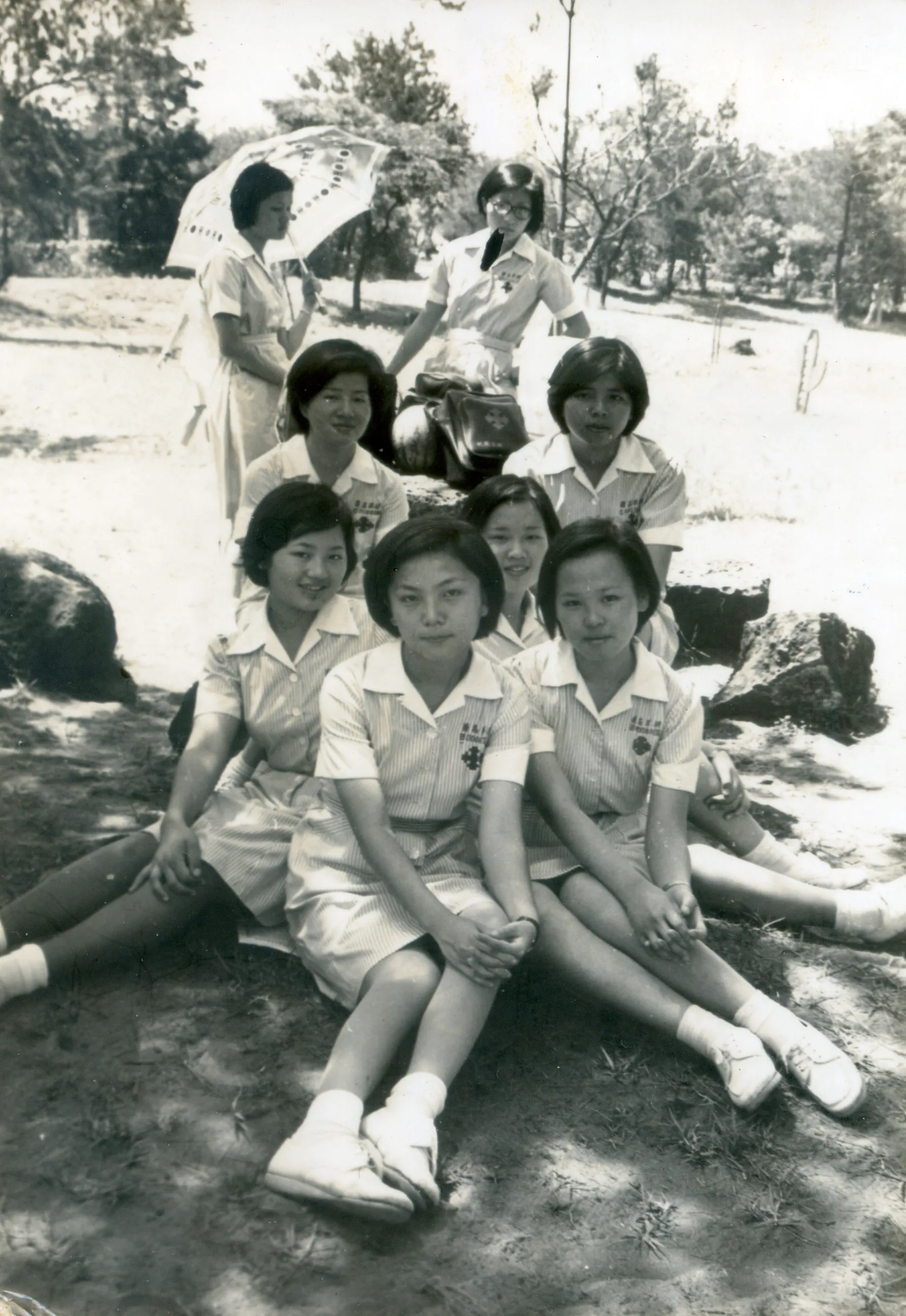 大女兒和護校同學合照。（照片前面第一人是春蘭。）